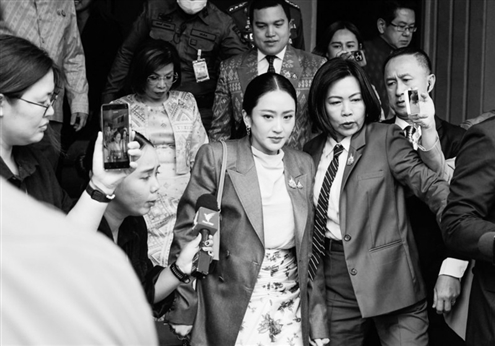 7月1日,在位于泰国曼谷的总理府,佩通坦(中)出席内阁会议后离开 新华社发